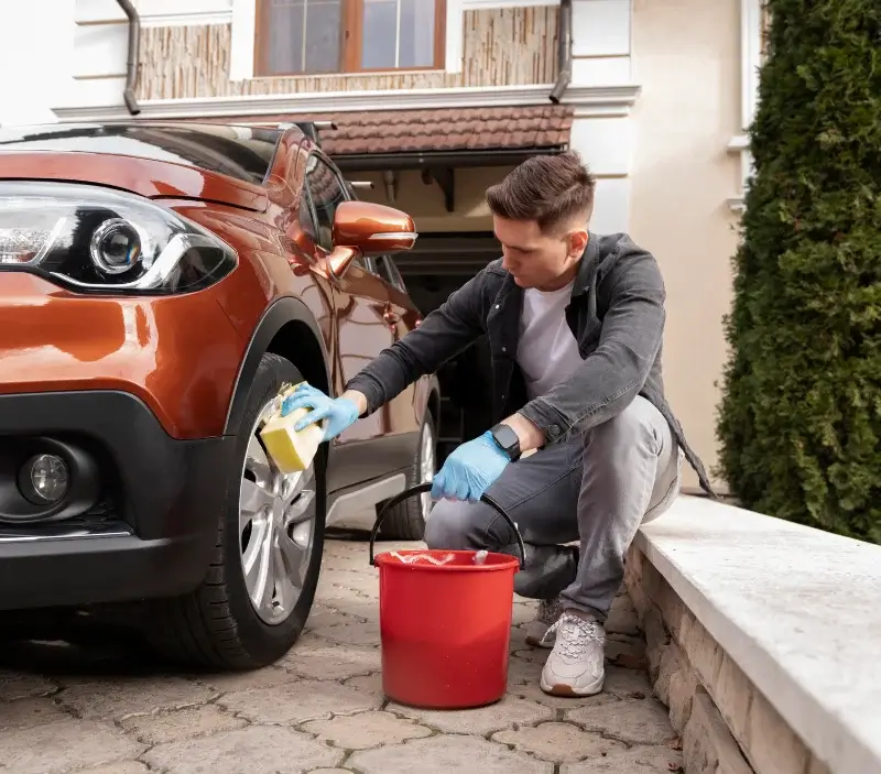 Lavage auto à domicile Crulai : professionnel intervenant sur un véhicule
